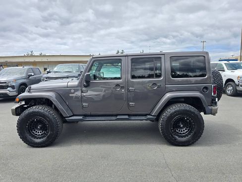 Used 2017 Jeep Wrangler Unlimited Sahara AWD/4WD image 5
