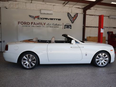 Used 2017 Rolls-Royce Dawn image 25