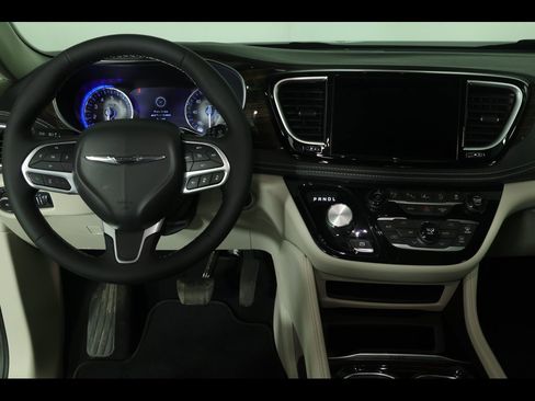 Used 2022 Chrysler Pacifica Limited image 17