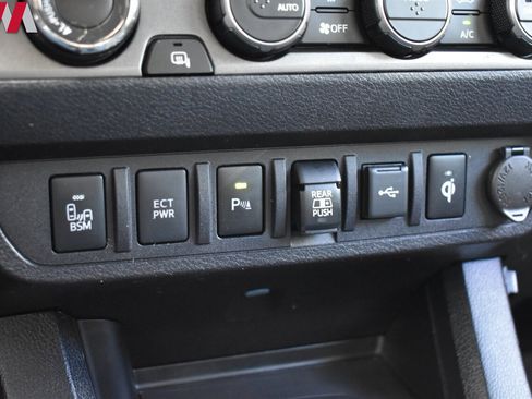 Used 2020 Toyota Tacoma TRD Off-Road w/ TRD Premium Off Road Package AWD/4WD image 25