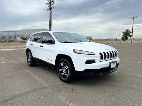 Used 2016 Jeep Cherokee Sport w/ Trailer Tow Group AWD/4WD image 3