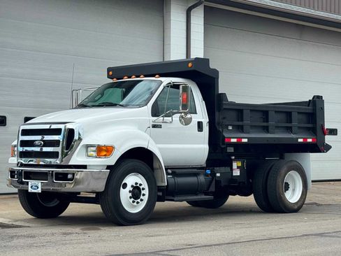 Used 2015 Ford F750 2WD Regular Cab Super Duty image 2