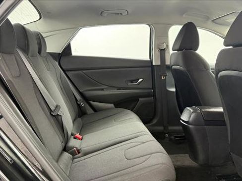 Used 2021 Hyundai Elantra SE FWD image 18