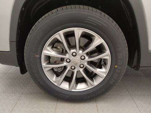 Used 2019 Jeep Cherokee Latitude Plus w/ Comfort/Convenience Group image 31