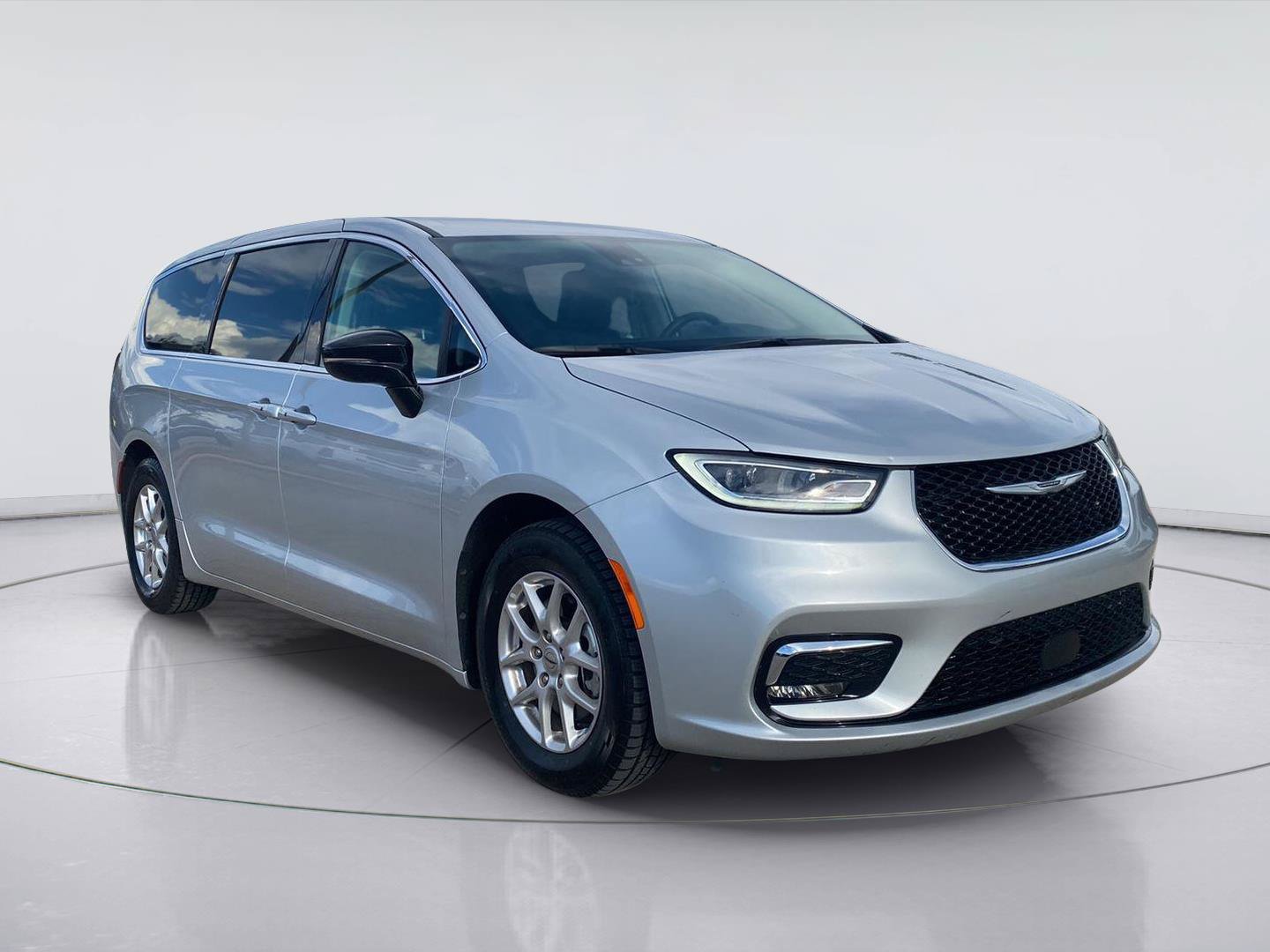 Used 2024 Chrysler Pacifica Touring-L FWD image 8