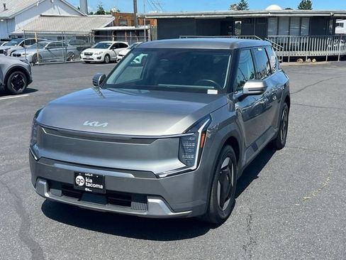 Certified 2024 Kia EV9 Light Long Range RWD image 3