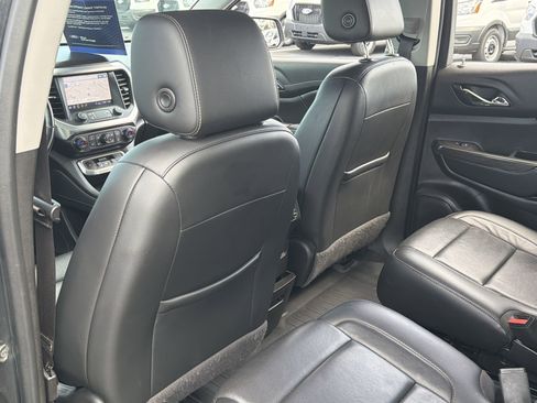 Used 2020 GMC Acadia SLT w/ Driver Alert Package II image 23
