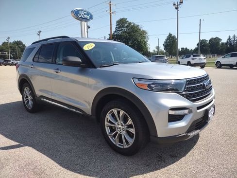 Used 2021 Ford Explorer XLT w/ Equipment Group 202A AWD/4WD image 7