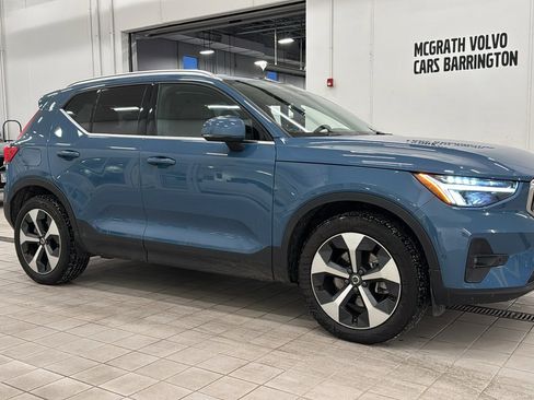 Certified 2025 Volvo XC40 B5 Plus image 3