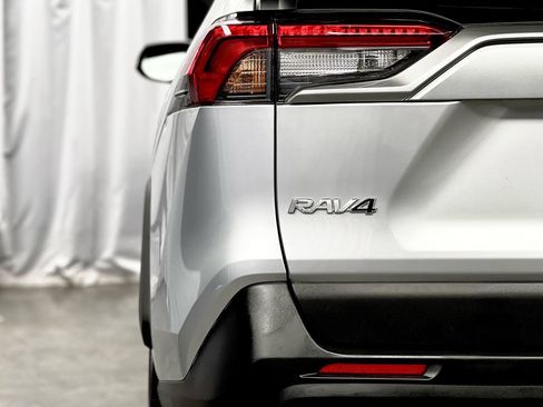 Used 2022 Toyota RAV4 XLE image 14