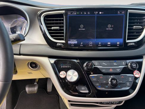 Used 2023 Chrysler Pacifica Touring-L FWD image 10