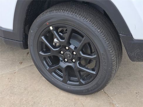 New 2026 Jeep Compass Latitude image 18