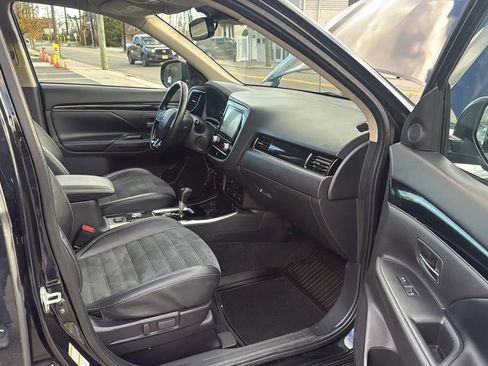 Used 2020 Mitsubishi Outlander AWD image 25