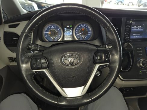 Used 2020 Toyota Sienna XLE FWD image 34