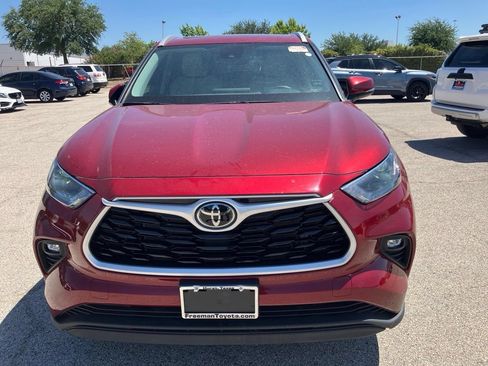 Used 2022 Toyota Highlander XLE FWD image 2