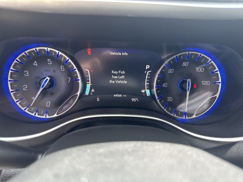 Used 2023 Chrysler Pacifica Touring-L FWD image 10