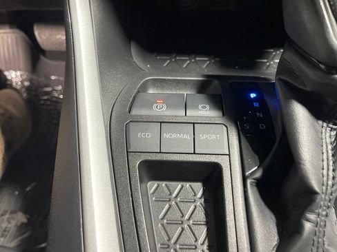 Used 2022 Toyota RAV4 XLE w/ Convenience Package FWD image 27