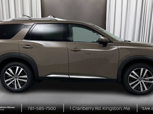 Certified 2024 Nissan Pathfinder Platinum w/ Black Appearance Package AWD/4WD image 4