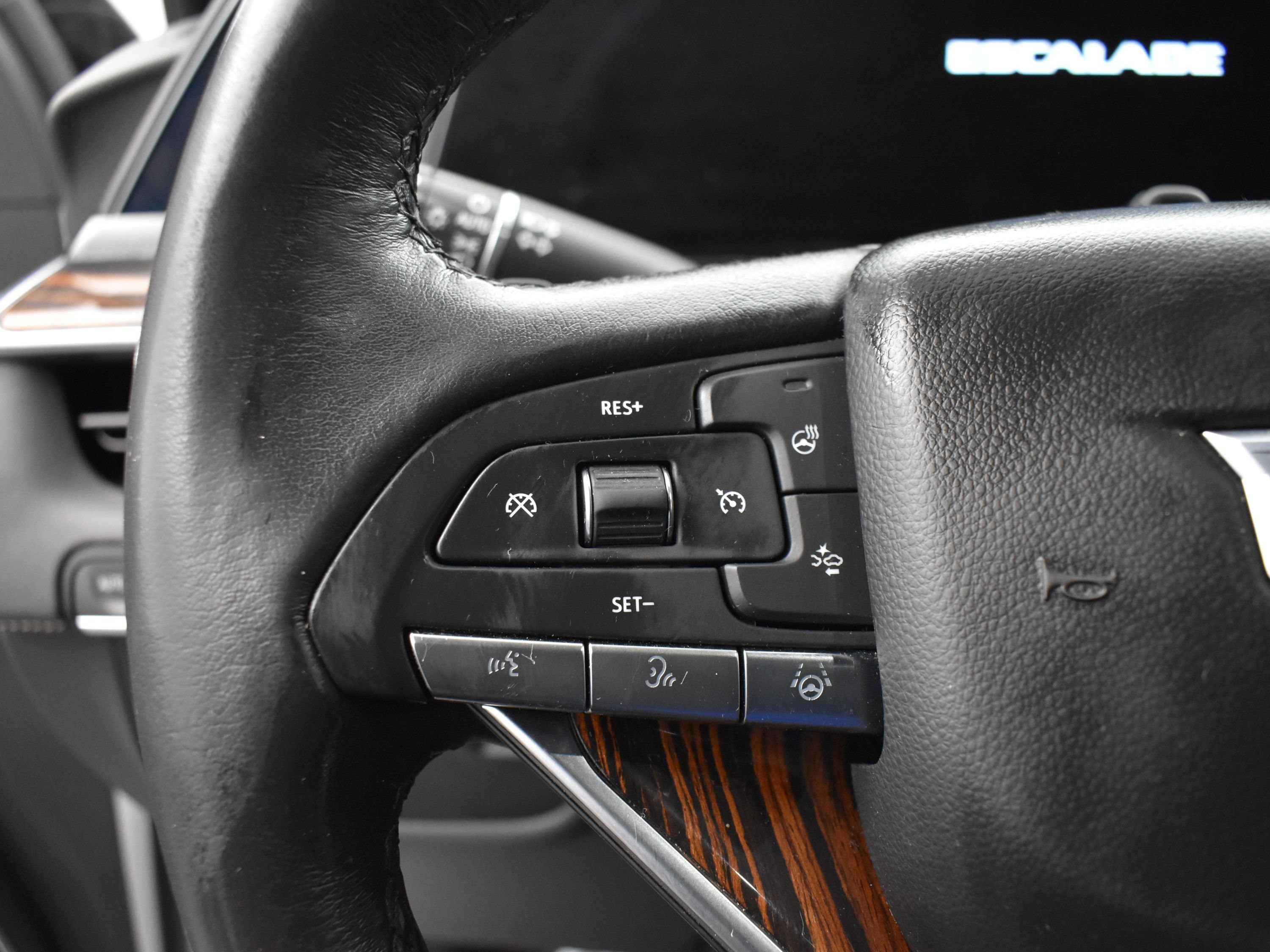 Used 2022 Cadillac Escalade Premium Luxury AWD/4WD image 19