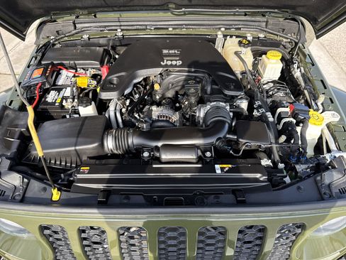 Used 2021 Jeep Gladiator Sport image 40