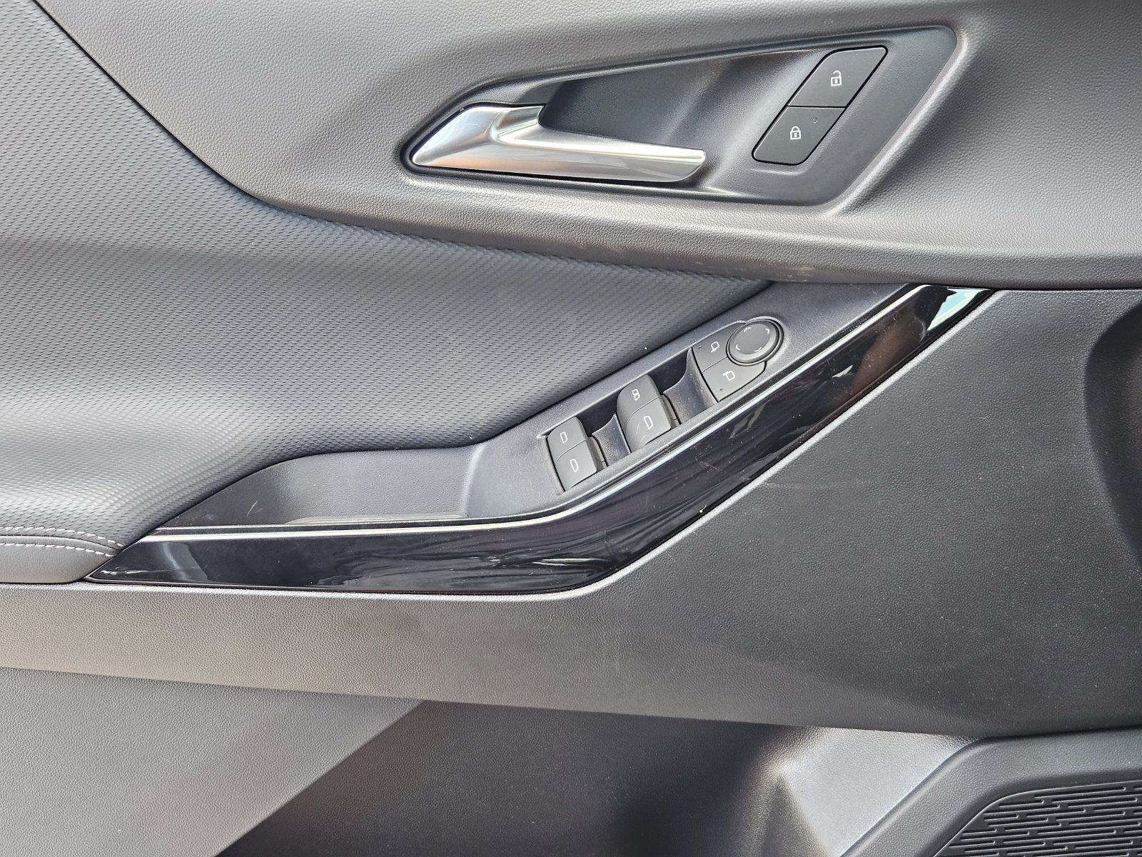 New 2027 Chevrolet Equinox LT w/ Safety and Technology Package FWD image 23