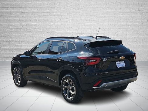 Used 2025 Chevrolet Trax LT w/ Driver Confidence Package FWD image 3