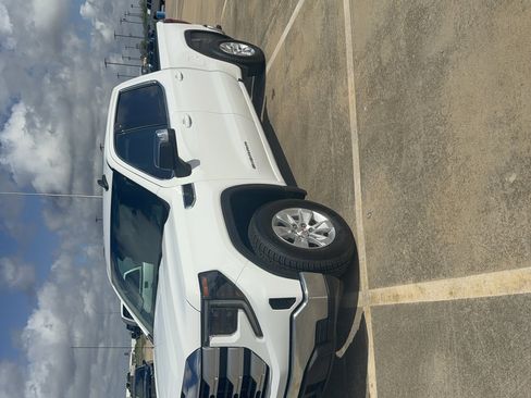 Used 2024 GMC Sierra 1500 SLE image 1