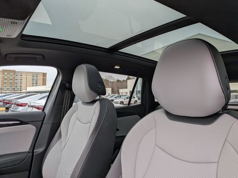 Used 2025 Volkswagen Tiguan SE R-Line image 16