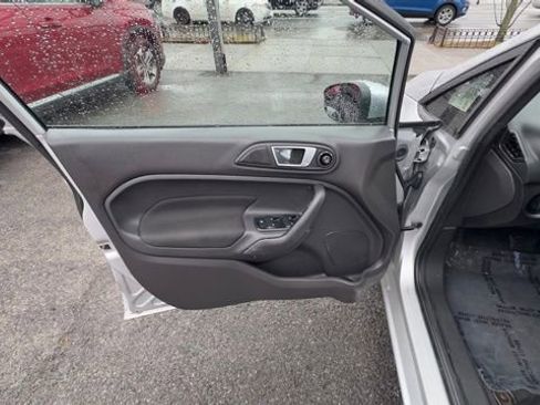 Used 2015 Ford Fiesta SE image 9