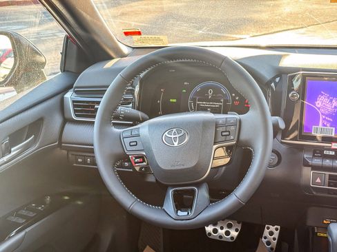 New 2026 Toyota Camry Hybrid FWD image 18