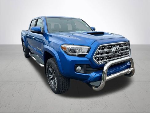 Used 2017 Toyota Tacoma TRD Sport AWD/4WD image 5