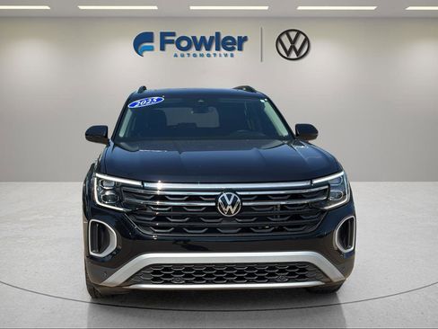 Used 2025 Volkswagen Atlas Peak Edition SE AWD/4WD image 2