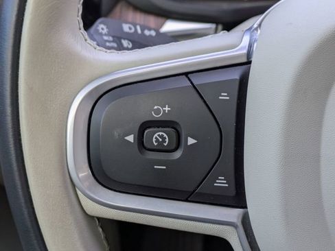 Used 2022 Volvo XC60 B5 Momentum w/ Advanced Package image 27