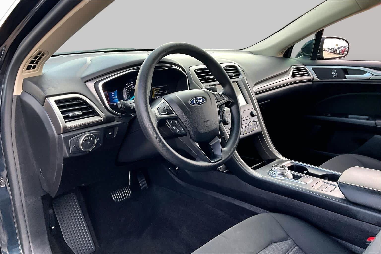 Used 2020 Ford Fusion SE FWD image 18