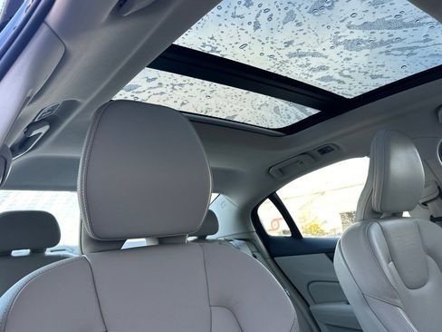 Used 2019 Volvo S60 T6 Momentum w/ Premium Package image 18