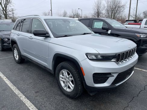 Used 2023 Jeep Grand Cherokee Laredo w/ Luxury Tech Group I AWD/4WD image 12