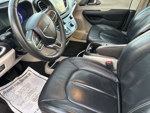 Used 2022 Chrysler Pacifica Touring-L image 11