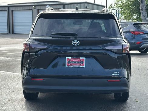 Certified 2024 Toyota Sienna XLE FWD image 7