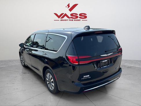 Used 2024 Chrysler Pacifica Limited FWD image 3