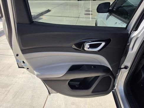 Used 2025 Jeep Compass Limited image 14