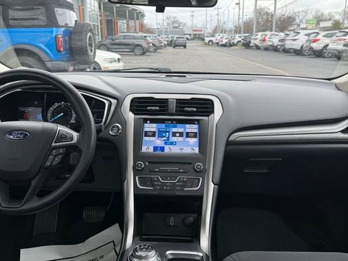 Used 2017 Ford Fusion SE w/ Fusion SE Technology Package image 18