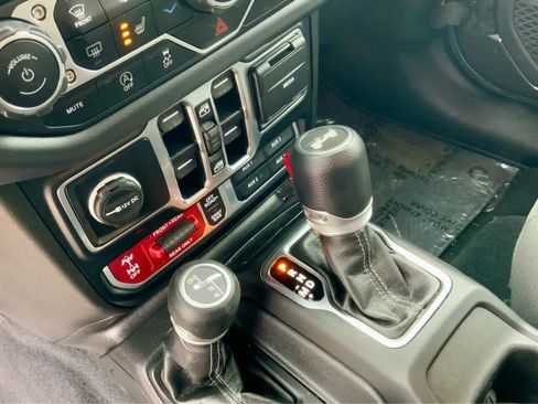 Used 2024 Jeep Wrangler Unlimited Rubicon w/ Convenience Group AWD/4WD image 43