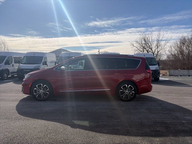 Used 2024 Chrysler Pacifica Pinnacle FWD image 2