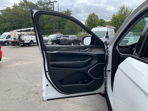 Used 2022 Jeep Grand Cherokee L Limited w/ Black Appearance Package image 19