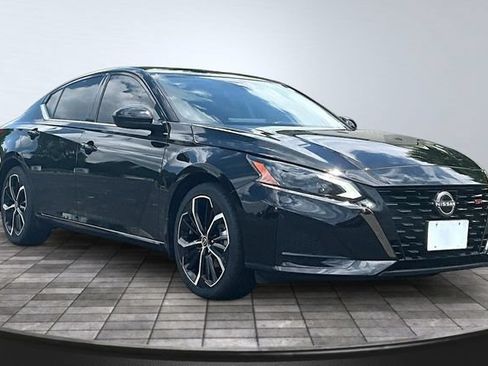 Used 2024 Nissan Altima 2.5 SR w/ SR Premium Package FWD image 3