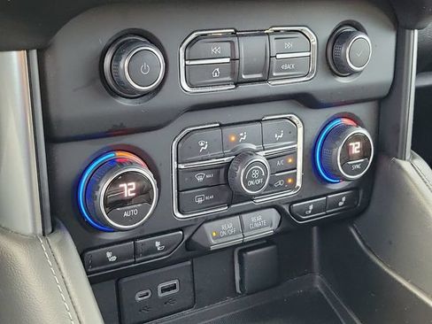 Used 2022 Chevrolet Suburban LT RWD image 25