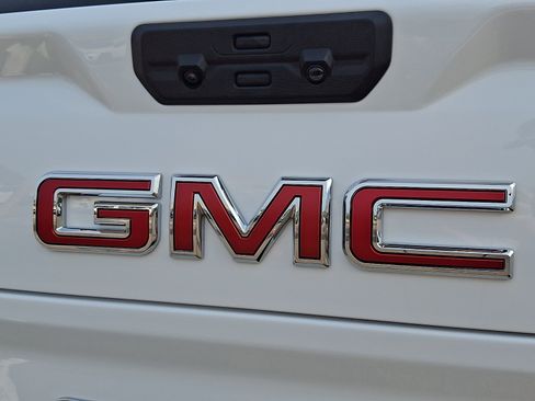 Used 2025 GMC Sierra 1500 AT4 w/ Technology Package AWD/4WD image 30