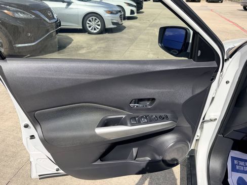 Used 2018 Nissan Kicks SV FWD image 11