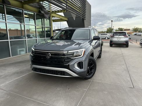 Used 2024 Volkswagen Atlas Peak Edition SE image 2