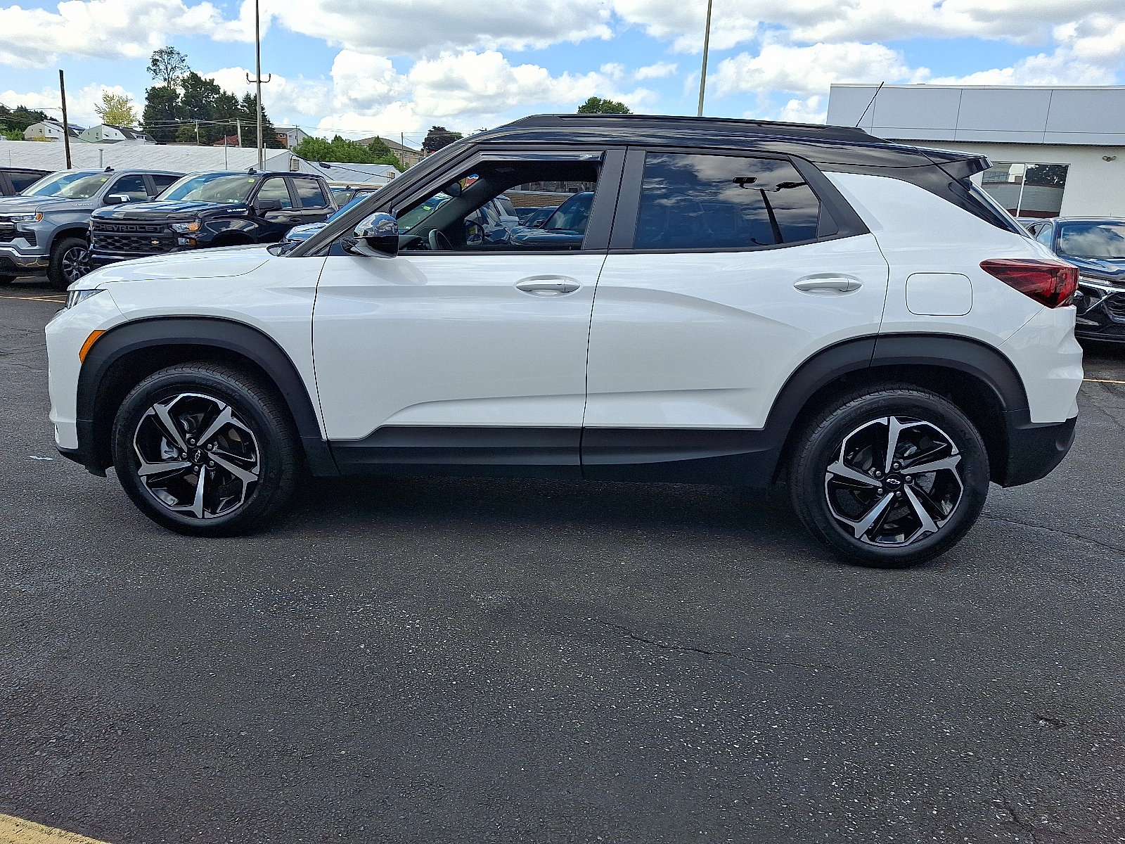 Used 2023 Chevrolet TrailBlazer RS w/ Sun and Liftgate Package AWD/4WD image 2